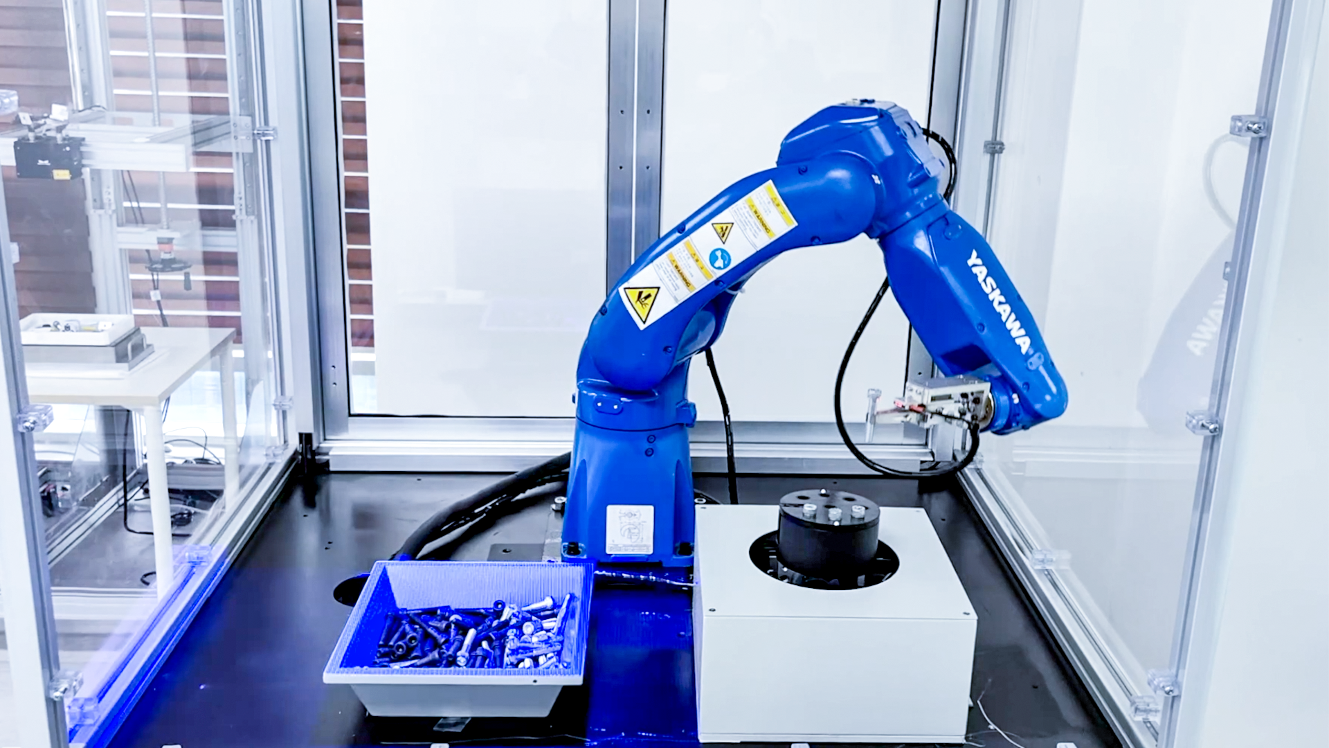 AI+機(jī)器人應(yīng)用AI視覺(jué)引導(dǎo)小型螺栓無(wú)序抓取