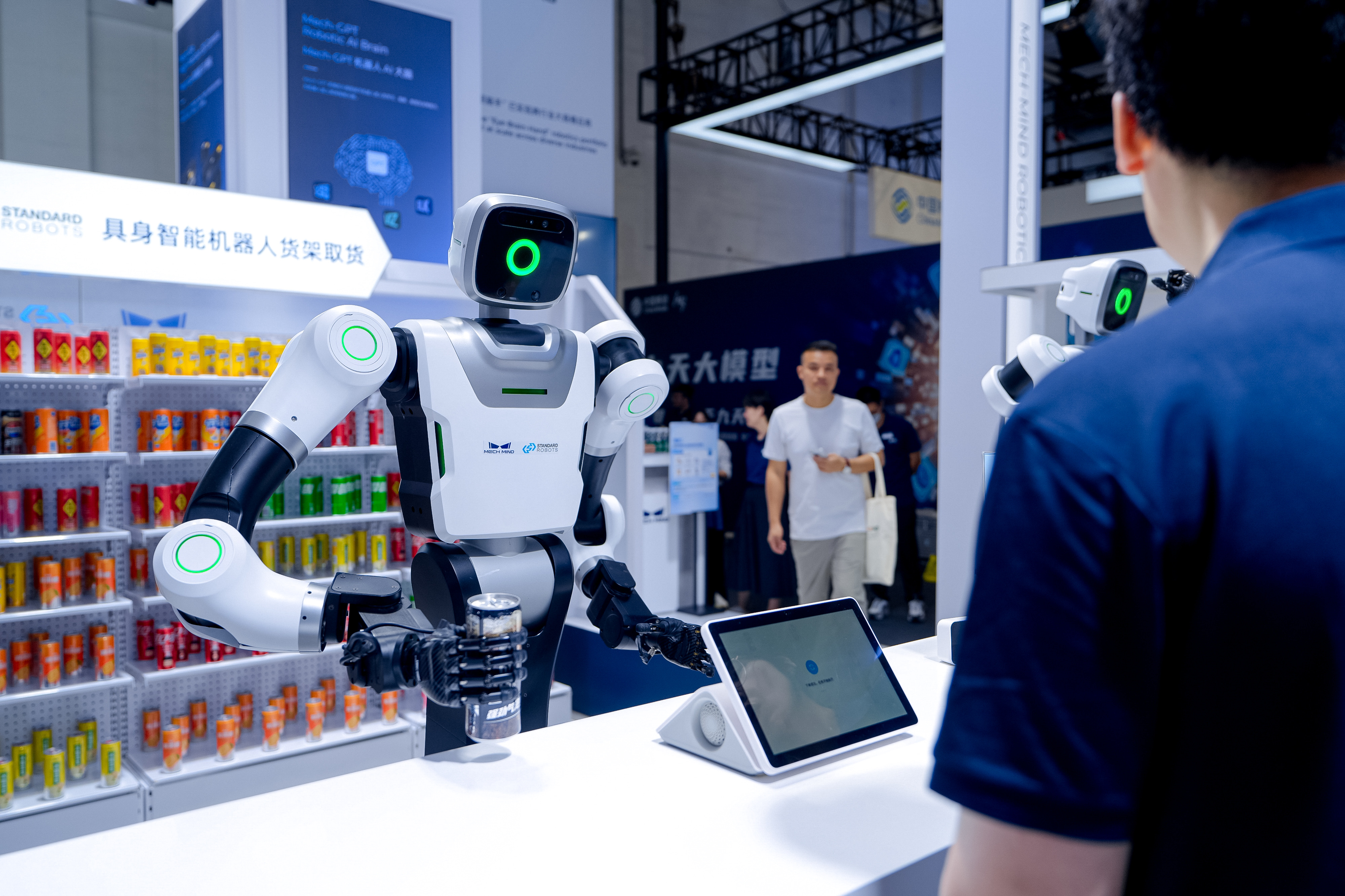 梅卡曼德WAIC 2025現(xiàn)場(chǎng)演示-人形機(jī)器人自主取貨