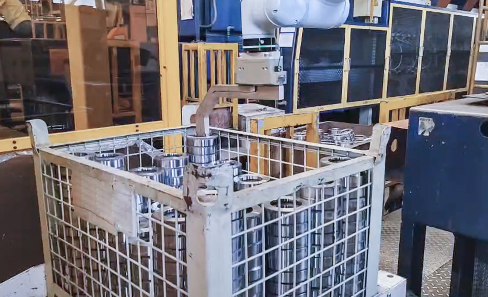 AI視覺引導高反光金屬圓環深筐上料 | 某大型汽車零部件廠 AI視覺引導高反光金屬圓環深筐上料 | 某大型汽車零部件廠