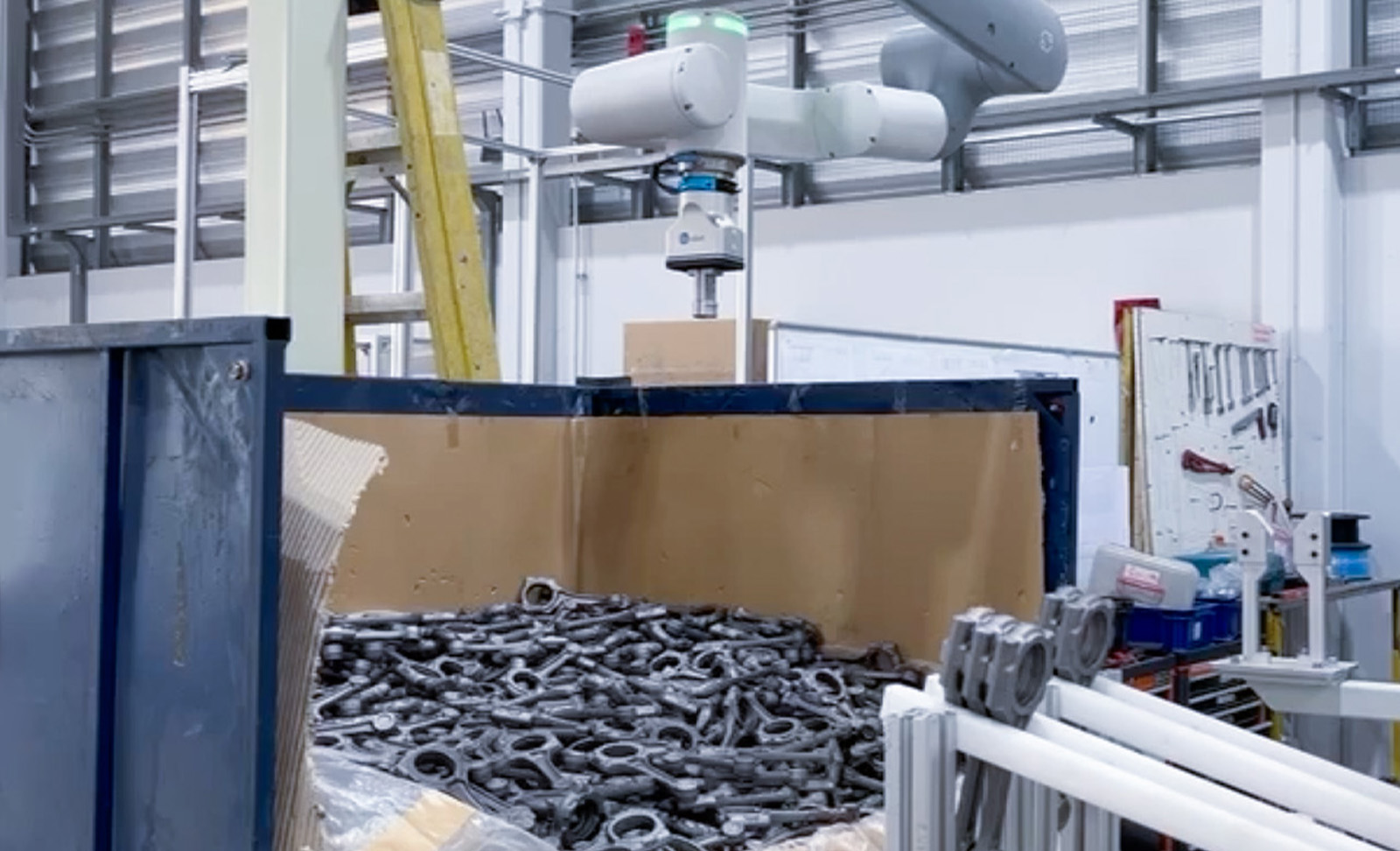 AI視覺引導發動機連桿無序上料 | 國際某頭部汽車品牌