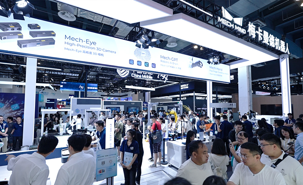 WAIC 2025 | 雙臂機器人疊衣、人形機器人取貨、海量種類物體操作，梅卡曼德全景展示具身智能“眼腦手”能力