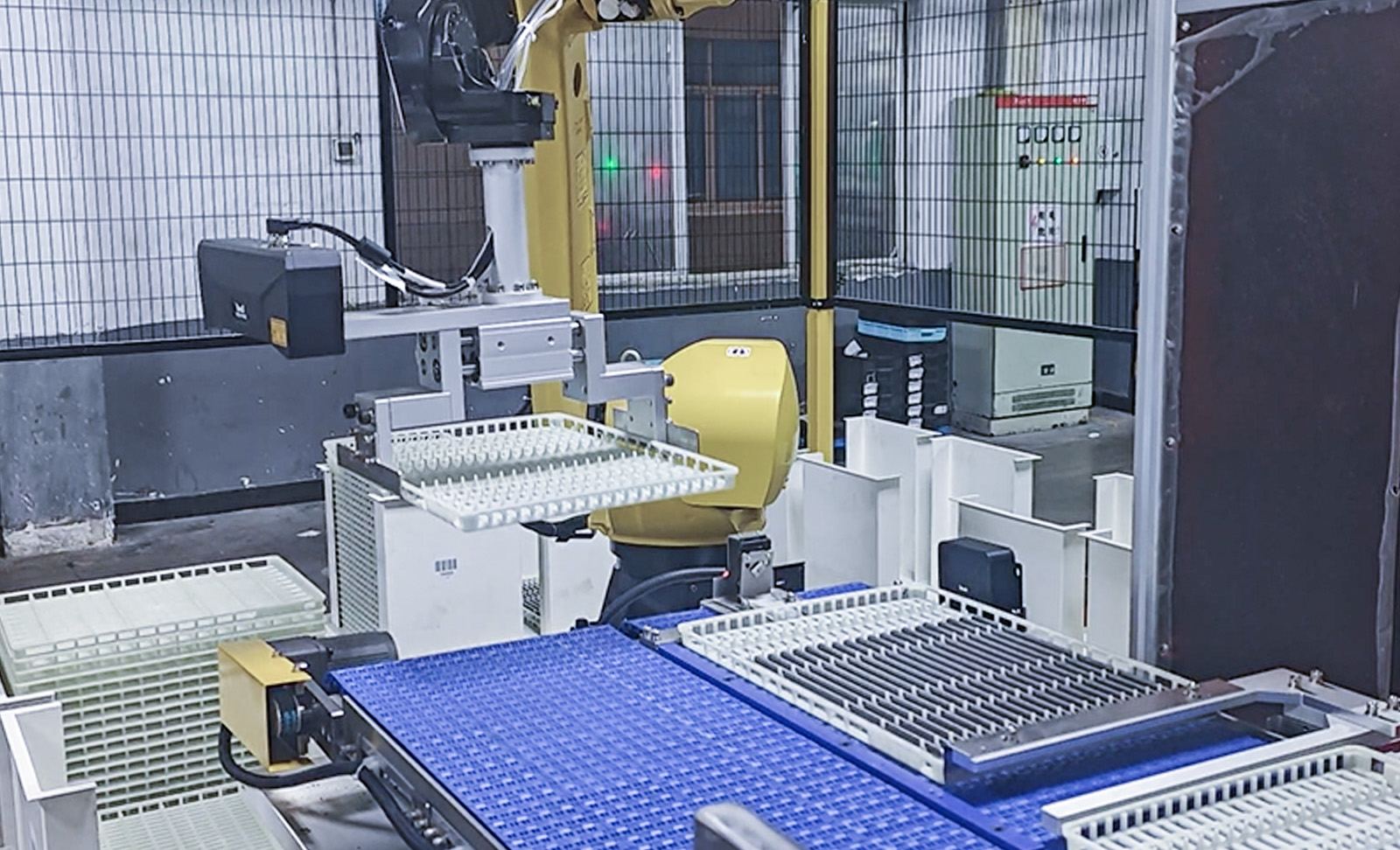 AI視覺引導網格狀塑料料盤上下料 | 某大型汽車零部件廠