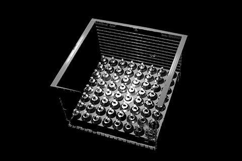 深筐擺放的高反光金屬件