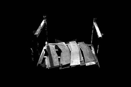 散亂堆疊的鋼板