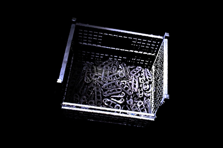 散亂堆疊的工件（鏈軌節）